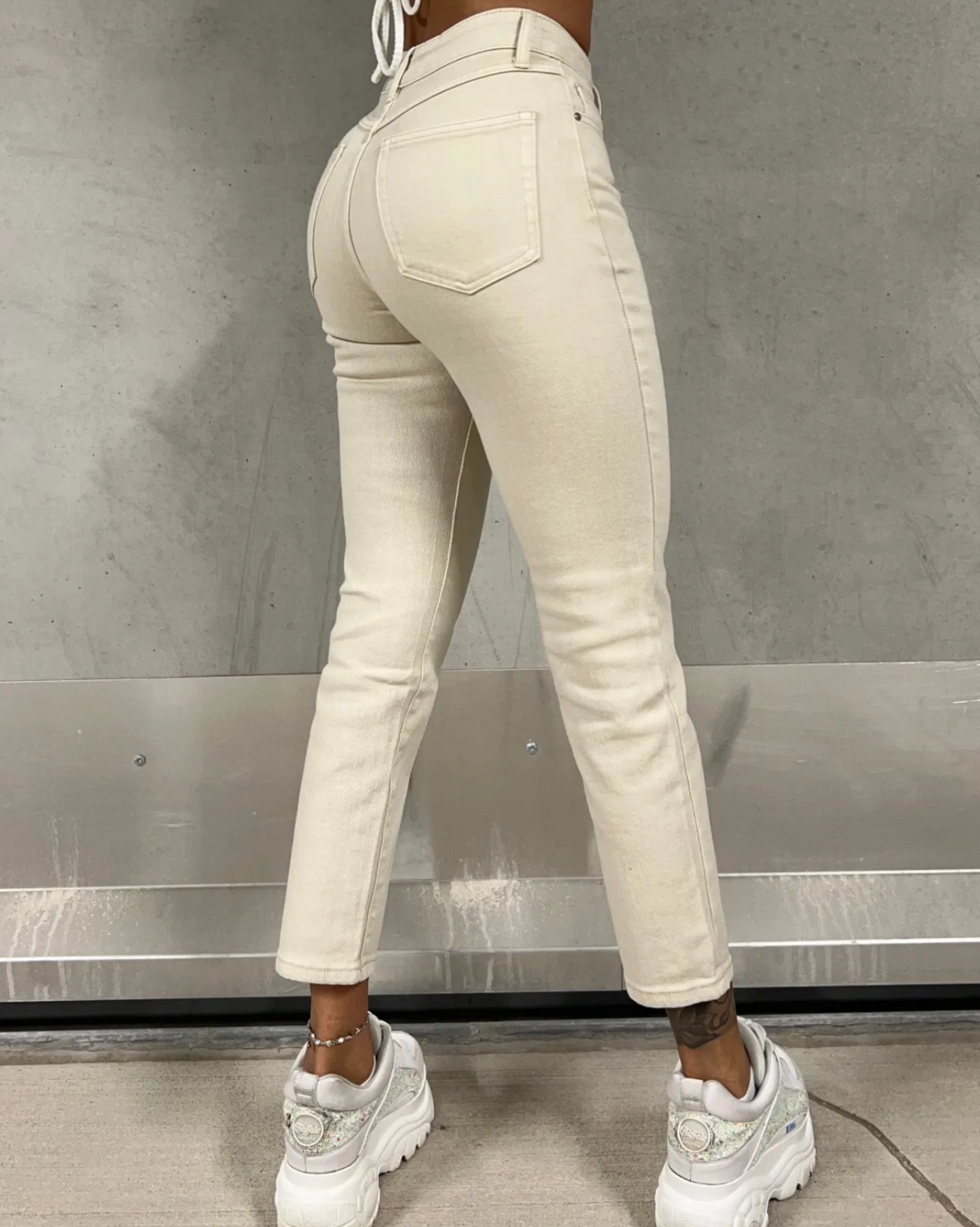 Armoirè – Elegantní béžové džíny